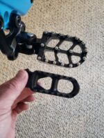 JFG RACING CNC Foot Pegs for SurRon Light Bee X & Dirt Bikes – Black - Image 6
